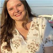 Professoressa impartisce lezioni di matematica ad alunni di elementari, medie e superiori